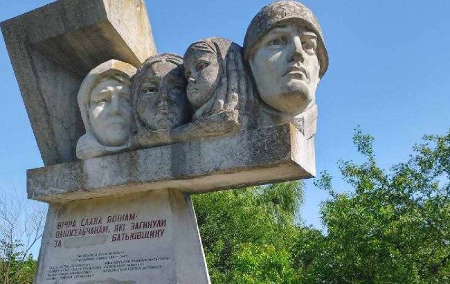 "Патриотические" прикарпатцы отказались сносить коммунистические памятники с фамилиями врагов: детали скандала