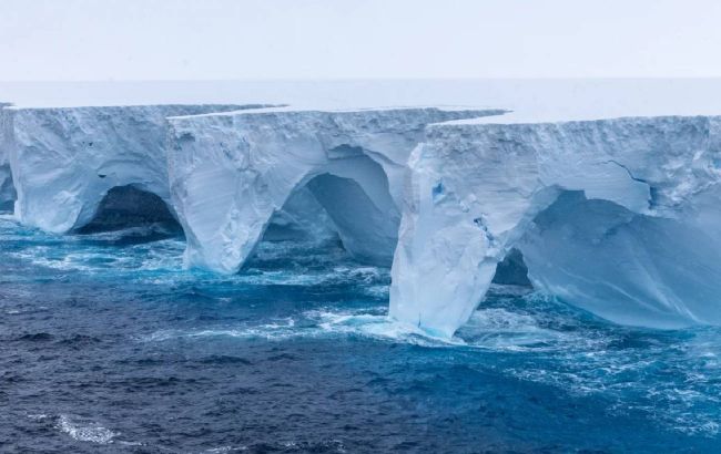 У найбільшому у світі айсбергу утворились арки та "печери" (фото)