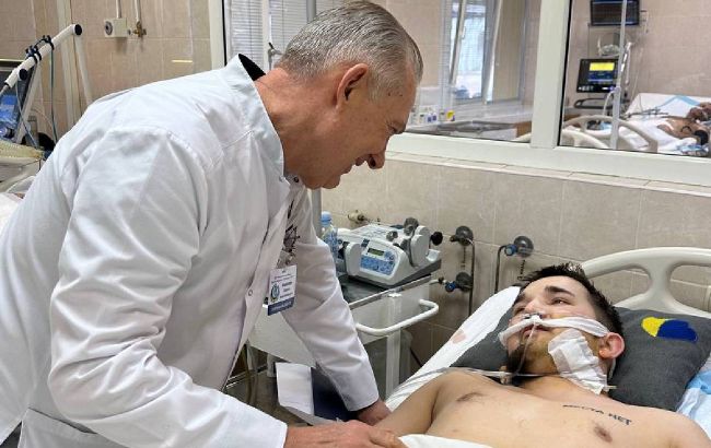 Снаряд взорвался в 10 метрах от воина. В Днепре спасли защитника с тяжелым ранением шеи