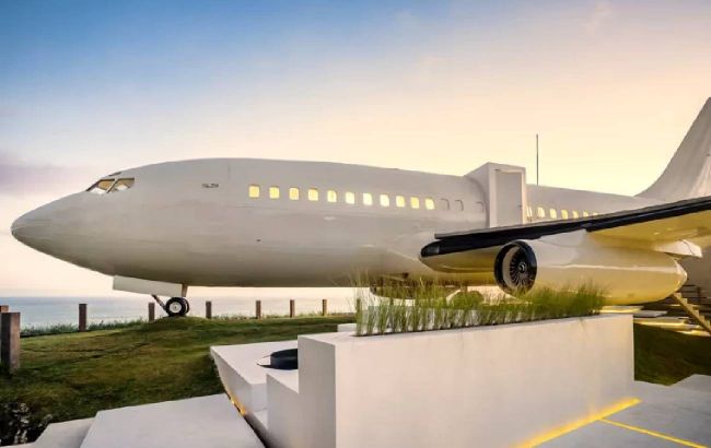 Літак переобладнали в розкішну віллу на вершині скелі. Дивіться, як виглядає незвичне житло