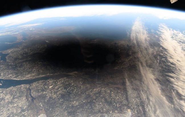 Супутники зафіксували, як виглядало повне сонячне затемнення із космосу: унікальні кадри