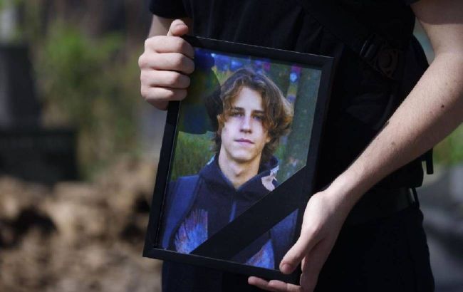 Убийство на фуникулере: в Киеве попрощались с 16-летним Максимом Матерухиным (фото и видео)