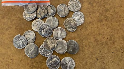 Монеты Древнего Рима и старопечатную книгу пытались незаконно вывезти из Украины (фото)