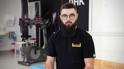 Перенес 10 операций за 5 месяцев. Во Львове врачи "ставят на ноги" раненого боевого медика