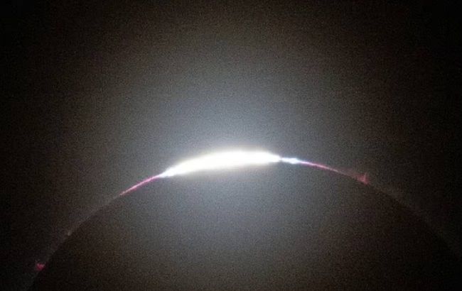 NASA зафиксировало розовые вспышки на Солнце во время затмения: фото