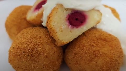 Смачніше за сирники: три рецепта українських ґомбовців з вишнями, полуницею та сливами