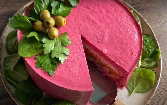 Такую "Селедку под шубой" вы еще не пробовали: рецепт новогоднего торта из салата