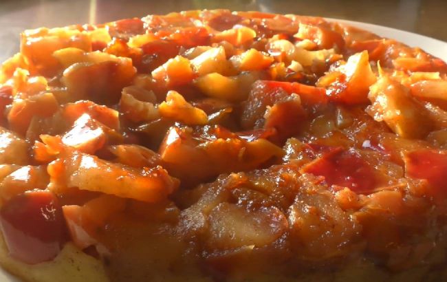 Ленивая шарлотка на сковороде: идеальная выпечка для занятых хозяек