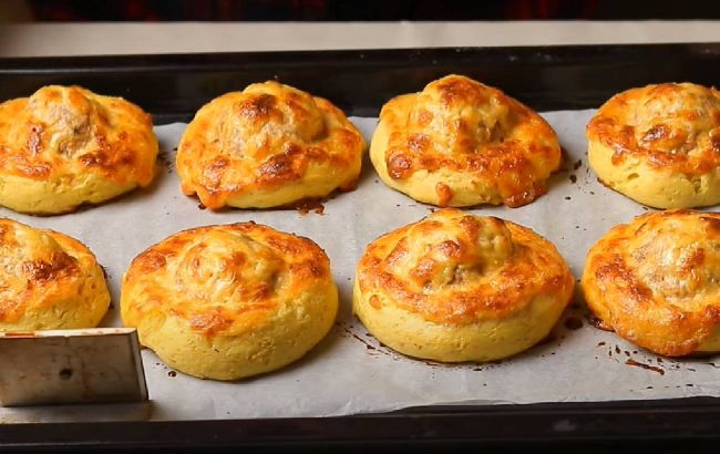 Такого вы еще не готовили! Рецепт картофельных ватрушек с мясом, которые поразят даже привередливых