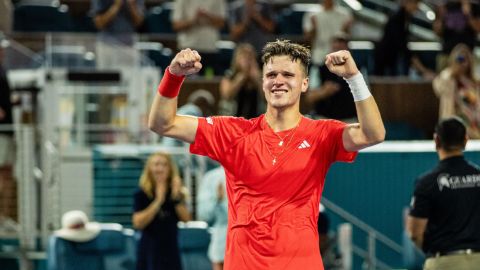 19-летняя чешская сенсация не дал Джоковичу выиграть 100-й титул и опередил украинца в историческом рейтинге