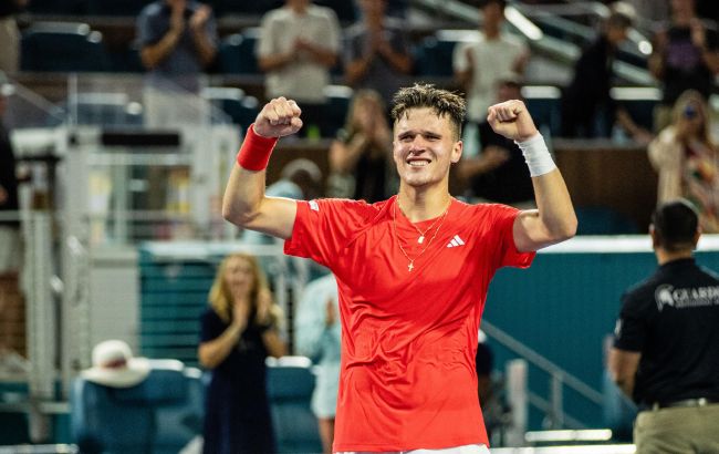 19-летняя чешская сенсация не дал Джоковичу выиграть 100-й титул и опередил украинца в историческом рейтинге