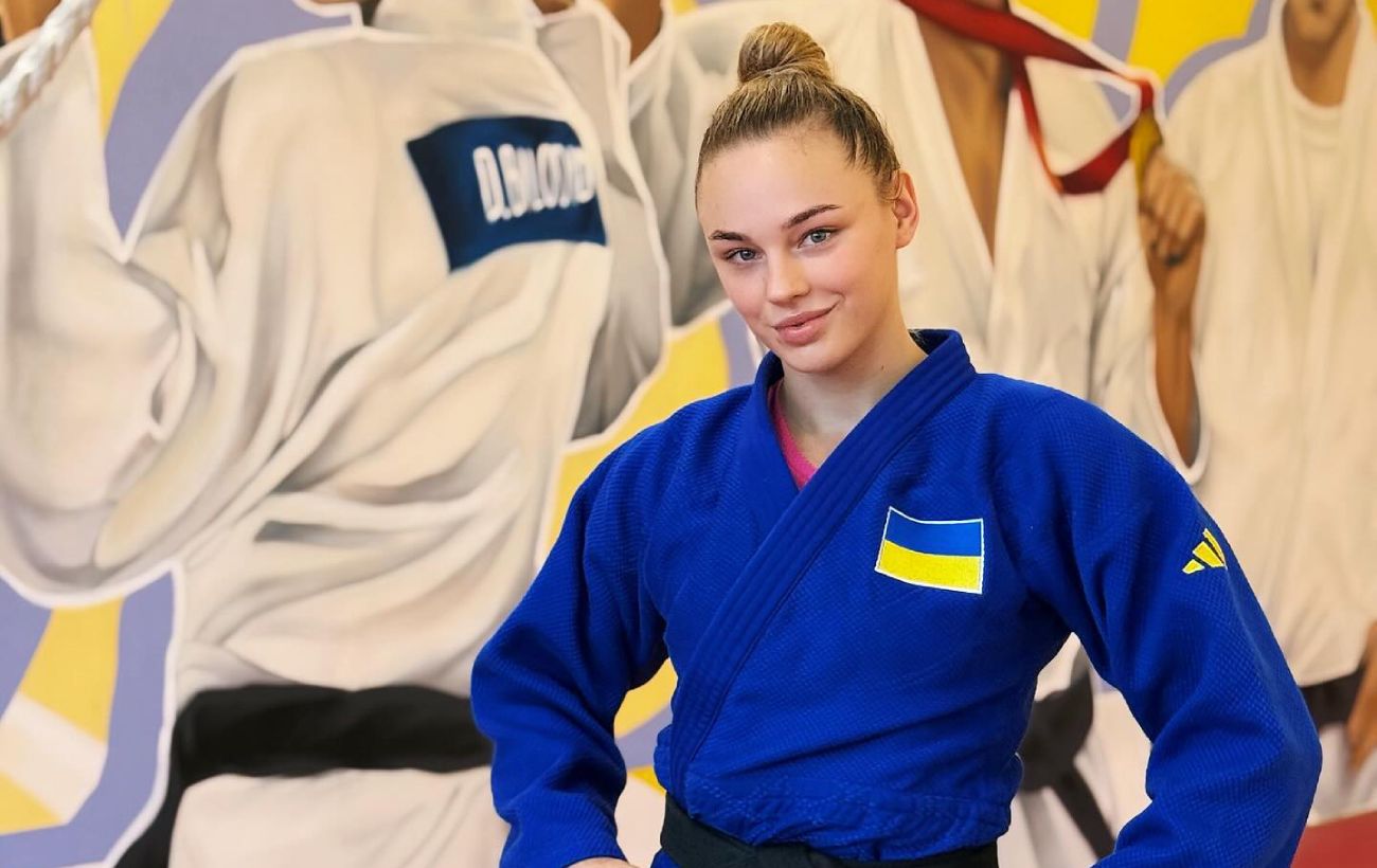 Өкше киген жалаңаш кеуделі әйелдердің суреттері