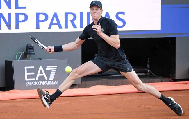 Синнер впервые сыграл после дисквалификации и продолжил победную серию (видео)