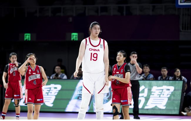 Новая "Китайская стена": 18-летняя баскетболистка с ростом 2,26 м шокирует соперниц (видео)