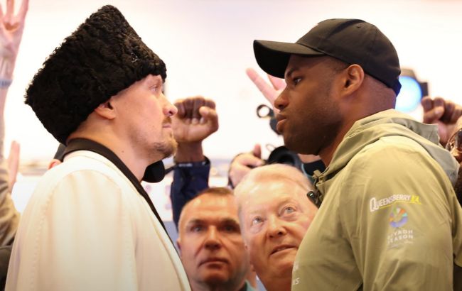 Усик у колоритному вбранні вкотре переміг Дюбуа в битві поглядів (відео)