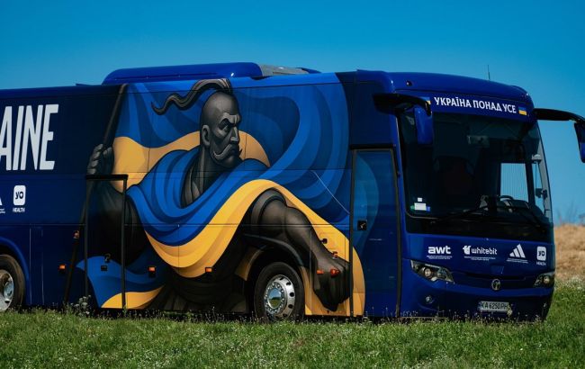 Козак Сірко та патріотичне гасло: збірна України перед відбором ЧС-2026 отримала унікальний автобус (фото та відео)