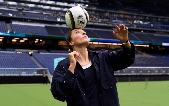 Неймовірна робота з м'ячем: дивіться, як Свьонтек вразила футбольними фінтами на стадіоні "Реала" (відео)