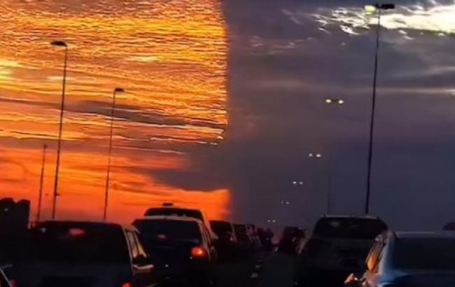 Небо Флориды разделилось на две части. Захватывающий момент заката солнца стал вирусным в сети (видео)
