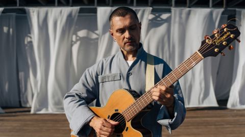 Более 100 голосов в унисон: BAH.ROMA по-новому спел хит "На глибині"