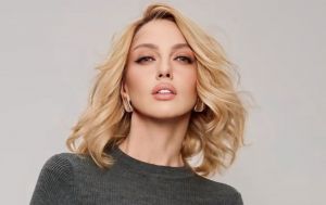 "Уже наговорил, так наговорил": Полякова со сцены высмеяла скандальное интервью мужа