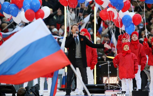 Замість мікрофонів - автомати: як в окупованому Донецьку школярів готують до війни