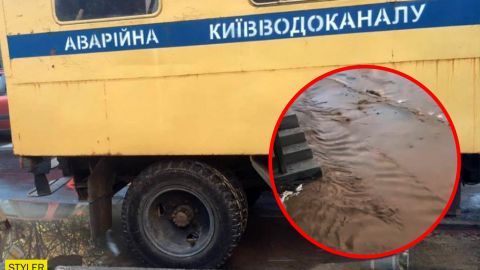 В Киеве улица возле метро превратилась в реку (видео)
