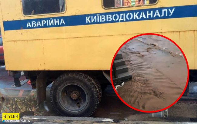 В Киеве улица превратилась в реку невообразимого цвета (видео)