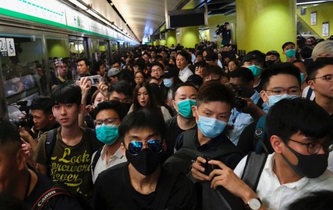 В Гонконге продлили запрет на протесты в метро