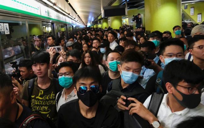 У Гонконзі демонстранти перекрили рух поїздів метро