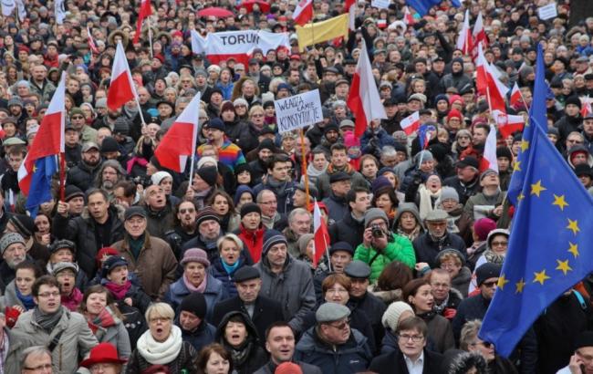 Протести у Польщі: до Варшави стягують поліцейських з регіонів