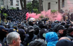 В Тбілісі спецназ розганяє учасників мітингу проти закону про "іноагентів", - ЗМІ