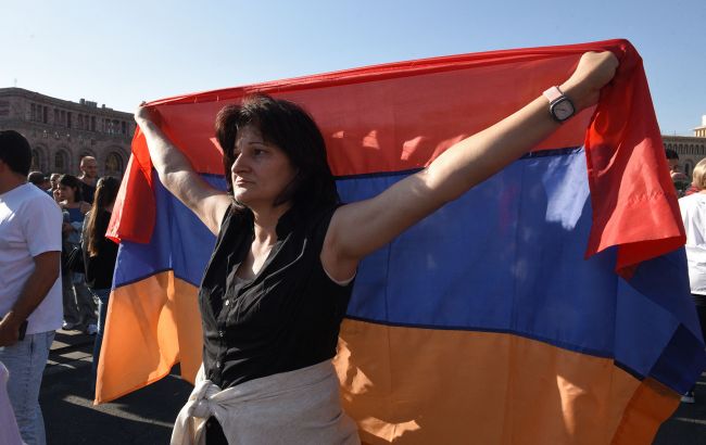 У Єревані люди штурмують будівлю уряду після загострення конфлікту з Азербайджаном