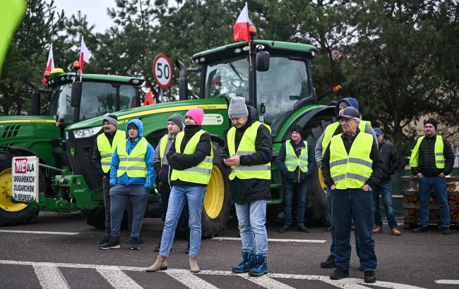 Влада Польщі домовилася з фермерами про заборону транзиту з України деякої агропродукції, - ЗМІ