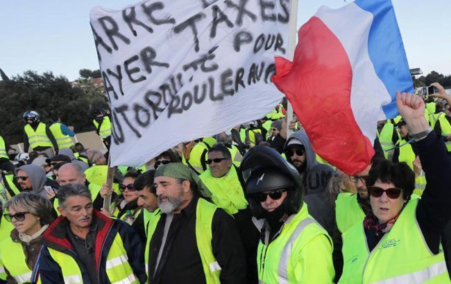 У Франції учасники акції "жовтих жилетів" напали на поліцейську машину