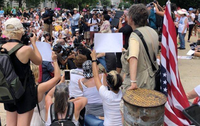 В США полиция задержала 575 демонстрантов у здания Конгресса