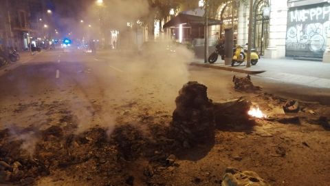 У Барселоні демонстранти підпалюють сміття і кидають яйця в поліцейських