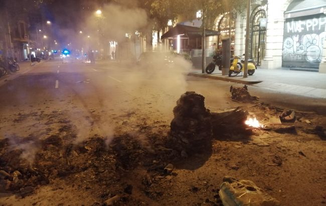 В Барселоне демонстранты поджигают мусор и бросают яйца в полицейских