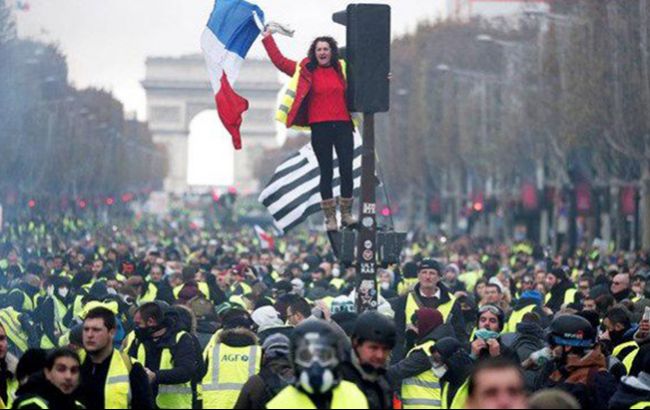 В Париже задержали 12 участников протеста "желтых жилетов"
