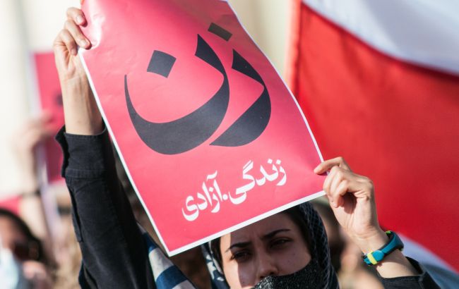 Переход силовиков на сторону протестующих, стрельба, жертвы: что происходит в Иране