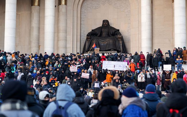 У столиці Монголії тривають протести проти уряду, є постраждалі