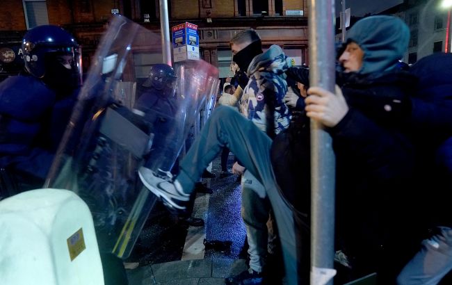 Паливний бунт в Ірландії: поліція прорвала блокаду єдиного нафтозаводу країни