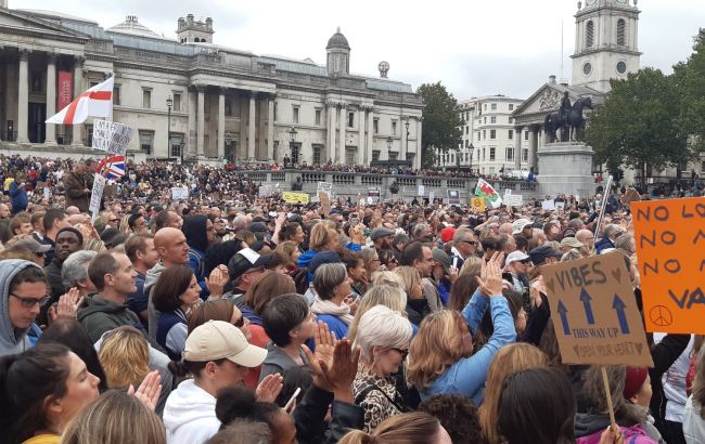 В Лондоне тысячи людей вышли на протест против карантина и вакцинации
