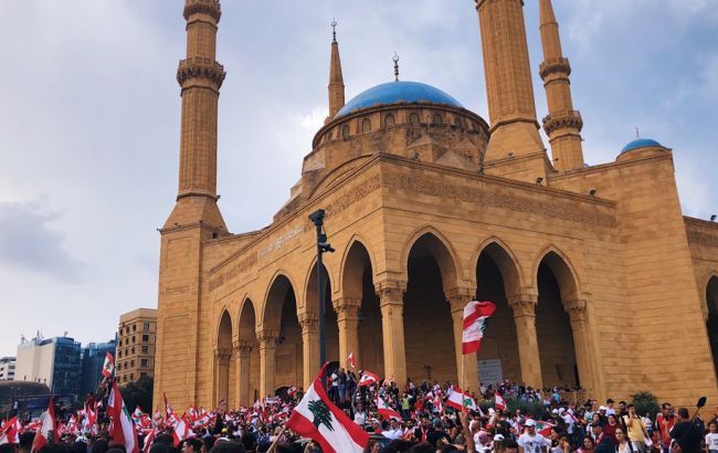 В Ливане тысячи демонстрантов образовали цепь национального единства