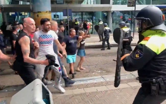 В Гааге полиция водометами разгоняла протестующих против карантина