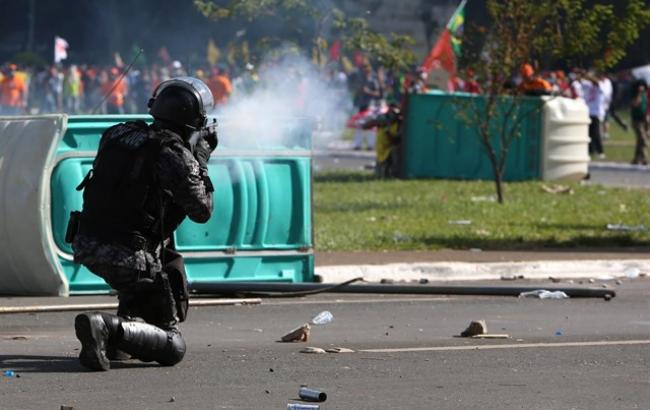 Президент Бразилії наказав залучити армію для придушення протестів