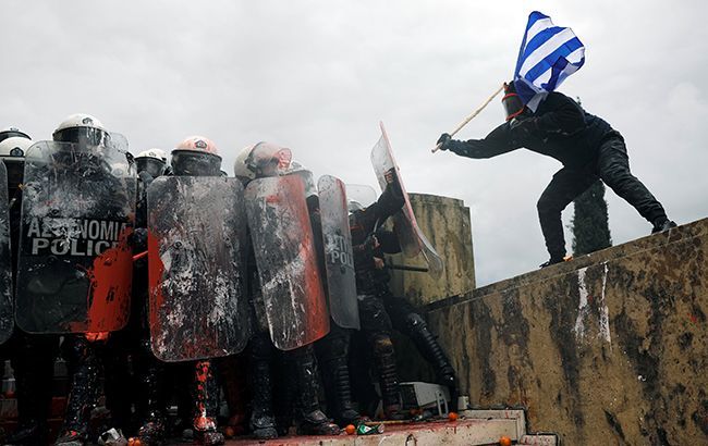 В ходе протестов в Афинах пострадали 25 полицейских