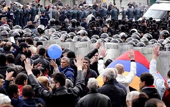 Протесты в Ереване: Пашинян призвал снова собраться на митинг в среду