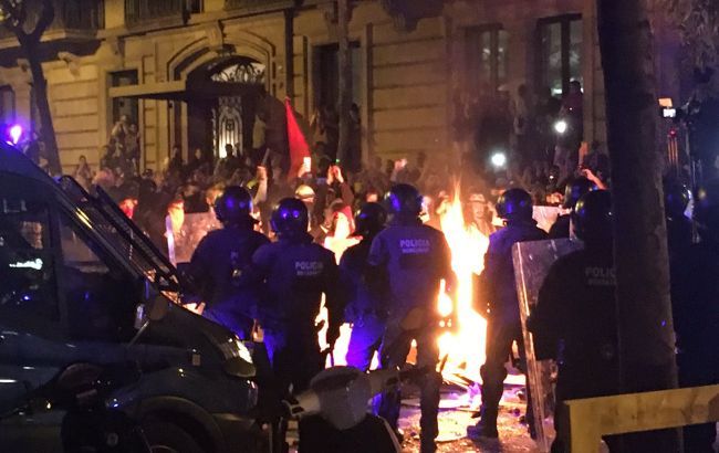 У Барселоні поліція застосувала проти протестувальників гумові кулі і водомети