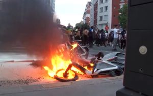 Погромы, баррикады и сотни задержанных в Париже после победы ПСЖ (видео)