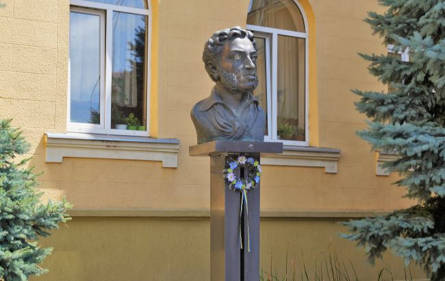 В Мукачево демонтировали бюст и мемориальную доску Пушкину